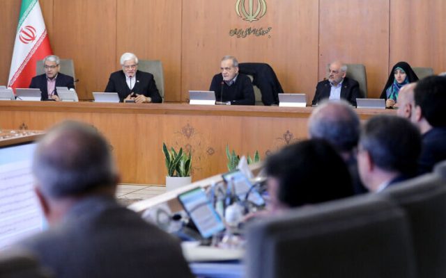 مشاور پزشکیان از ترمیم کابینه در آغاز سومین سال تشکیل دولت چهاردهم می گوید: این کار تضعیف وفاق نیست؛ گامی به سوی شایسته سالاری است