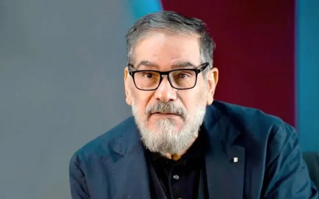اهدای لوح سپاس رئیس‌جمهوری به همسر شمخانی + عکس