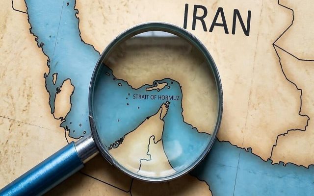 اصابت موشک به یک نفتکش در تنگه هرمز