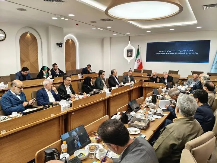 توسعه صنایع‌دستی نیازمند تغییر ریل در سیاست‌گذاری، فروش و صادرات است