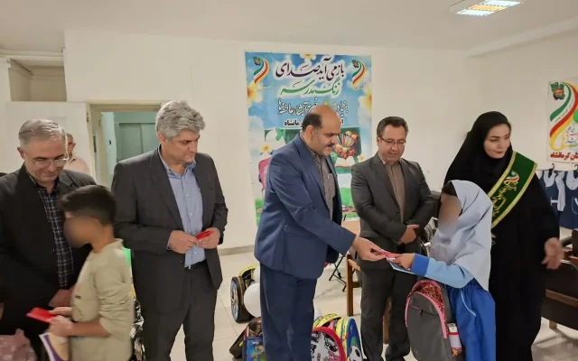 اهدای ۳۵۰ بسته لوازمالتحریر به دانشآموزان کمبرخوردار کرمانشاه