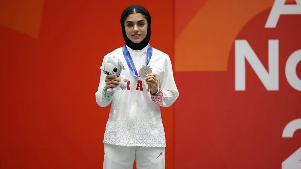 نقره ناگویا بر گردن دختر کرمانی