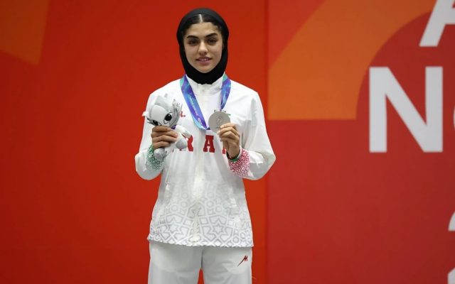 نقره ناگویا بر گردن دختر کرمانی