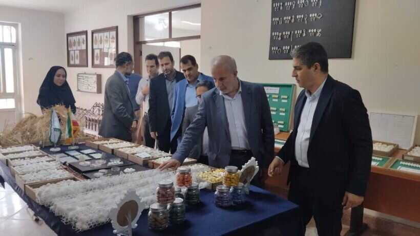 بازدید کوچکی‌نژاد از مرکز تحقیقات ابریشم کشور