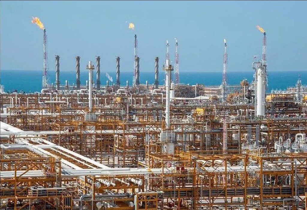 قیمت نفت ریخت/ طلا پرواز کرد
