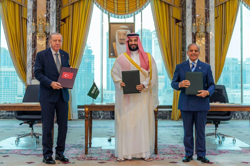 قنادباشی: عربستان دست نیاز خود را به سمت پاکستان و ترکیه دراز کرد/ حمایت آمریکا از متحدانش دیگر در اولویت نیست