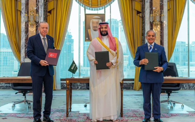 قنادباشی: عربستان دست نیاز خود را به سمت پاکستان و ترکیه دراز کرد/ حمایت آمریکا از متحدانش دیگر در اولویت نیست