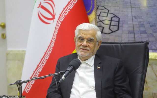 عارف: نمی‌شود تورم ۴۰ درصد باشد و رشد حقوق ۲۰ درصد؛ اگر تورم امسال بالای ۶۰ یا ۷۰ درصد باشد، با رشد ۲۰ درصدی حقوق نمی‌شود زندگی کرد