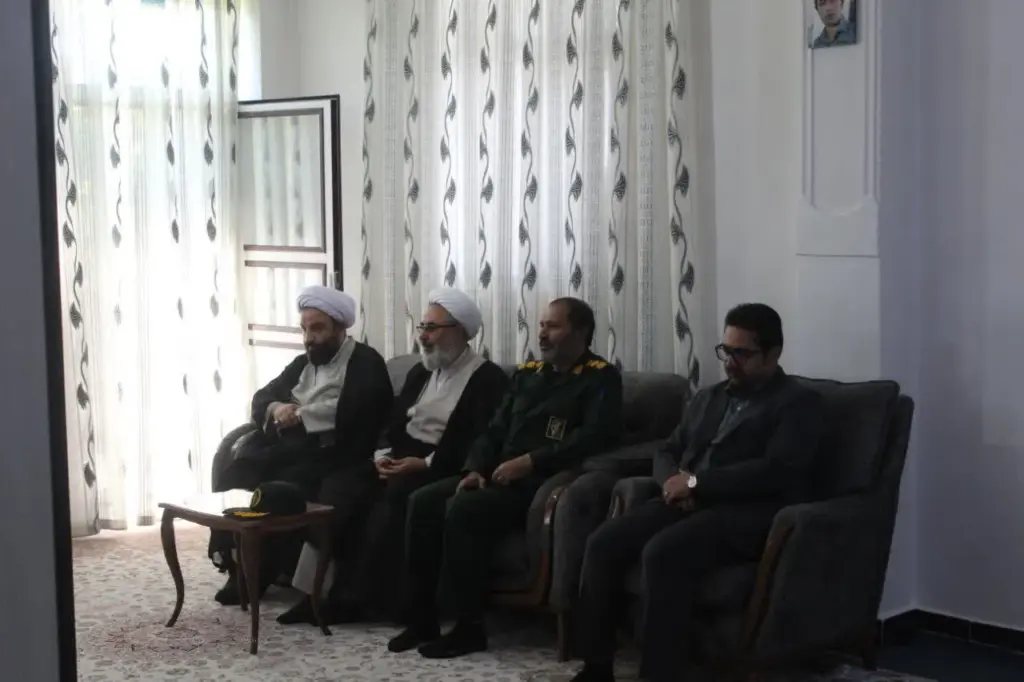 دیدار مسئولان هشترود با خانواده روحانی شهید حجت‌الاسلام فرجی