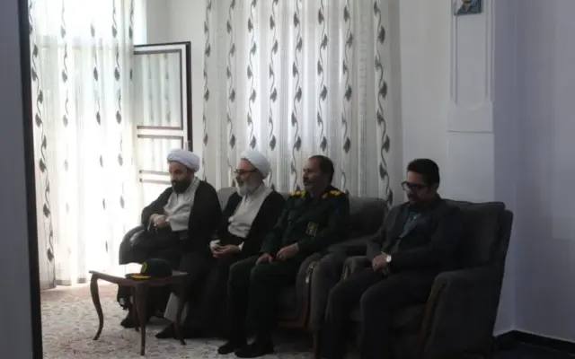 دیدار مسئولان هشترود با خانواده روحانی شهید حجت‌الاسلام فرجی