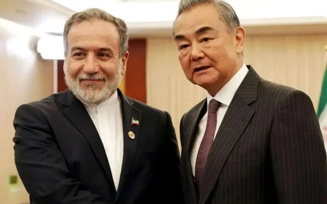 وزیر خارجه چین میگوید مایل به «حراست» از حقوق و منافع ایران است