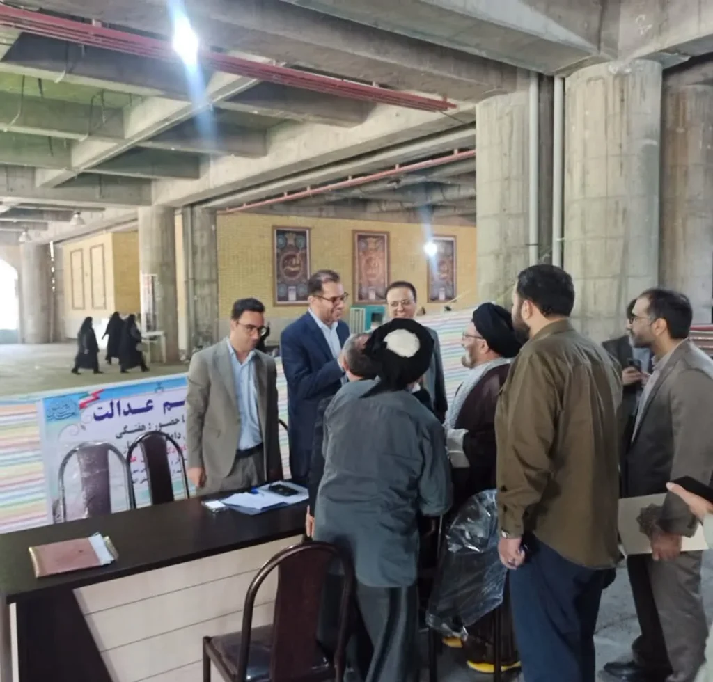 گره‌گشایی قضایی در میعادگاه‌های عبادی؛ استمرار حضور مسئولان دادگستری لرستان در میز‌های خدمت نماز جمعه