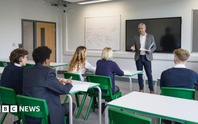Schools in England get extra £500m in bid to avoid teachers' pay strike