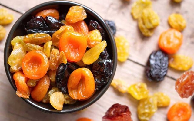 آلو خشک را صبح بخوریم یا شب؟؛ بهترین زمان برای رفع یبوست و بهبود گوارش