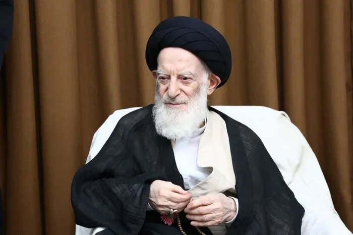 دفتر آیتالله شبیری زنجانی: ایشان به دلیل بروز عارضه ریوی، در یکی از بیمارستانهای قم بستری شدند/ برای شفای عاجل و بهبودی کامل ایشان، دعا نمایید