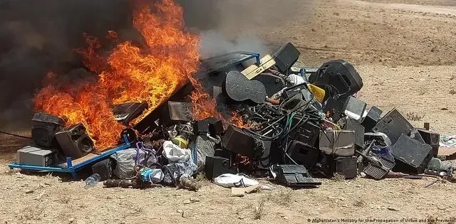 طالبان بیش از ۸۰۰ ساز موسیقی را در ولایت کنر آتش زدند