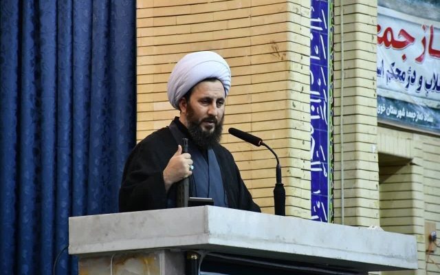 امام جمعه خوی: دشمن با جنگ شناختی دنبال شکاف میان مردم و مسئولان است