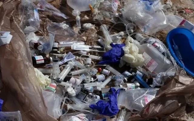 برخورد قاطع دادستان مرکز لرستان با عاملان رهاسازی پسماندهای عفونی؛ خودروی متخلفان توقیف شد
