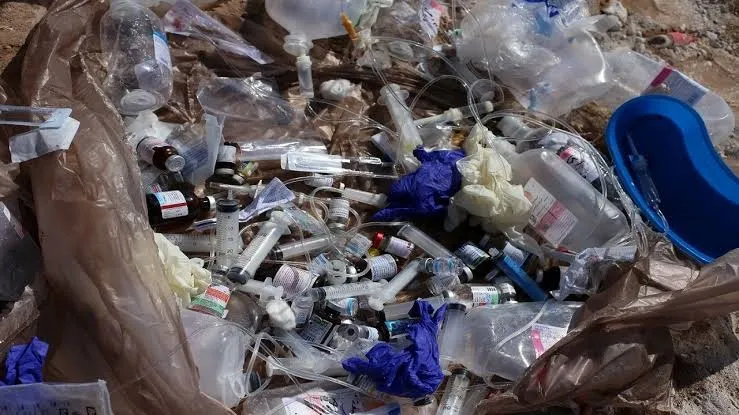 برخورد قاطع دادستان مرکز لرستان با عاملان رهاسازی پسماندهای عفونی؛ خودروی متخلفان توقیف شد