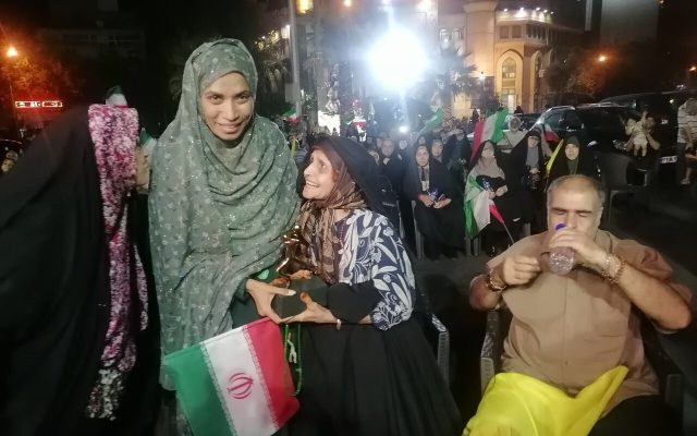 طنین حماسه «دریاقلی» در دویستمین شبِ میدان فلسطین/ وقتی مادری صبور و مجریانی مبتکردر میدان، تندیس این «ناجی آبادان» را در ادامه راهش بر دوش خود گرفتن
