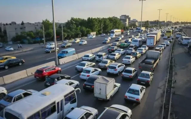 ترافیک ۱۰ کیلومتری در جاده رشت به قزوین / هر ۲ مسیر در اختیار خودروهای عازم تهران است