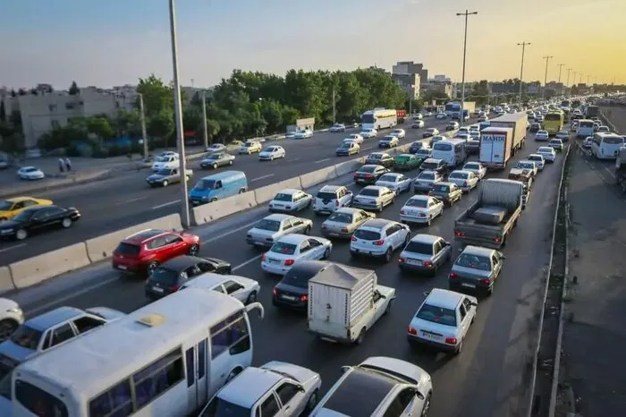 ترافیک ۱۰ کیلومتری در جاده رشت به قزوین / هر ۲ مسیر در اختیار خودروهای عازم تهران است