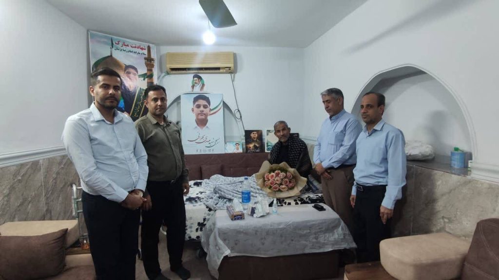 دیدار مشاور استاندار با خانواده دانشآموز شهید مهدی بحرانی
