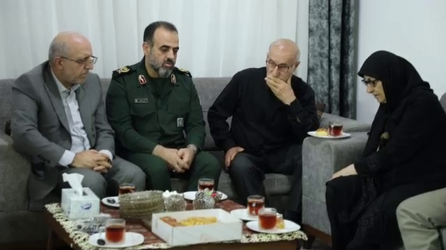 دیدارفرمانده سپاه قدس گیلان با خانواده شهید افشین رویین تن از شهدای جنگ رمضان