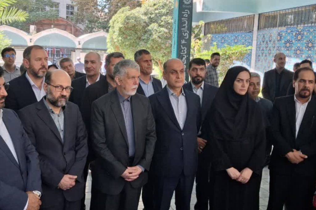 کتابخانه سیار رودسر با حضور وزیر ارشاد به بهرهبرداری رسید