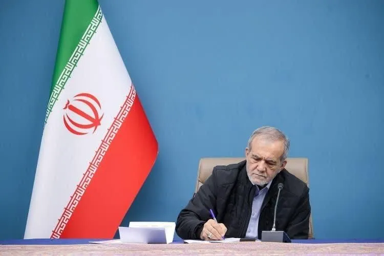 شعر شهریار همزمان ریشه در سنت دارد و با زمانه خویش نیز سخن می‌گوید