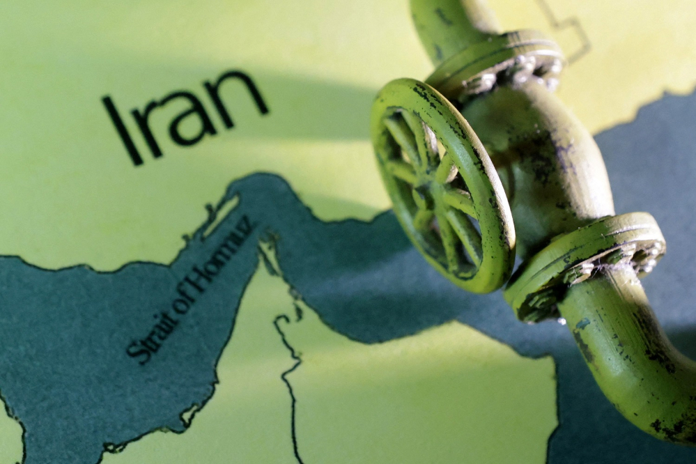 عمان: تنگه هرمز بهزودی بازگشایی میشود