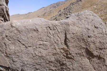 سنگ‌نگاره تاریخی کوه یخچال همدان سالم است