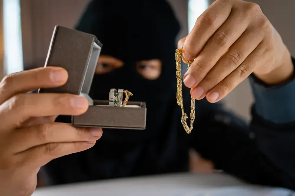 دستگیری سارقان نیم کیلو طلا از طلافروشی بازار تهران