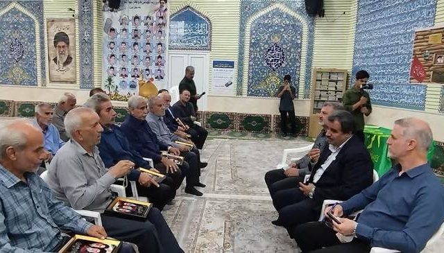 نشست صمیمی مدیرکل بنیاد شهید بوشهر با خانواده‌های شاهد و ایثارگر روستای دهقاید