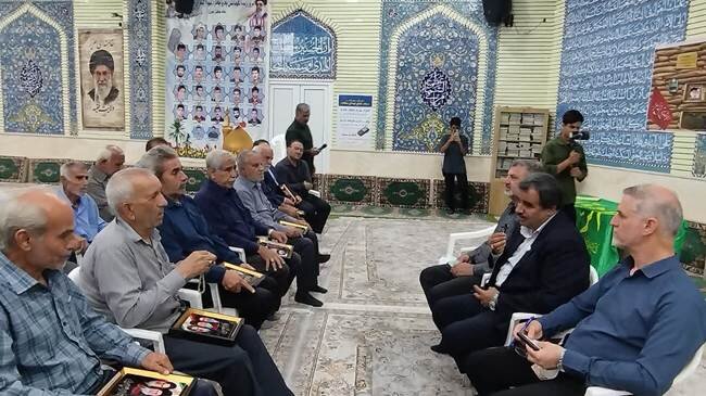 نشست صمیمی مدیرکل بنیاد شهید بوشهر با خانوادههای شاهد و ایثارگر روستای دهقاید