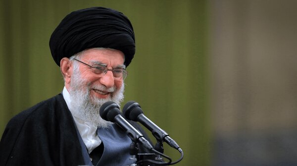 خاطره رهبر شهید از محاکمه اعضای نهضت آزادی در عشرتآباد/ تا آن زمان آقای طالقانی را از نزدیک ندیده بودم