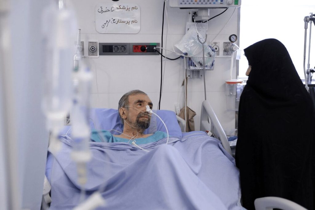 تصاویر؛ آیت‌ الله مجتبی خامنه‌ای ۲ نماینده برای عیادت موسوی گرمارودی فرستادند