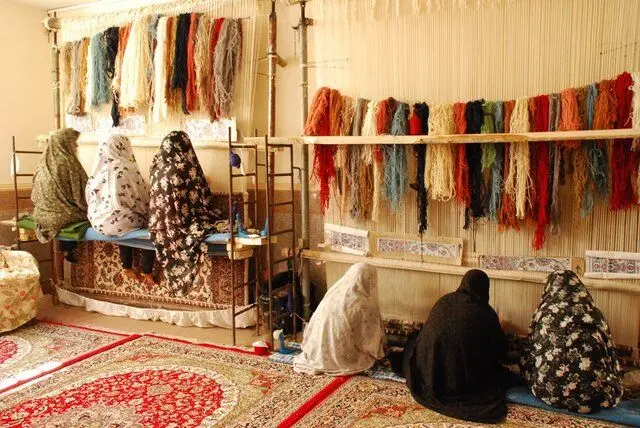 پرداخت ۷۰ درصد حق بیمه قالیبافان توسط دولت + جزئیات