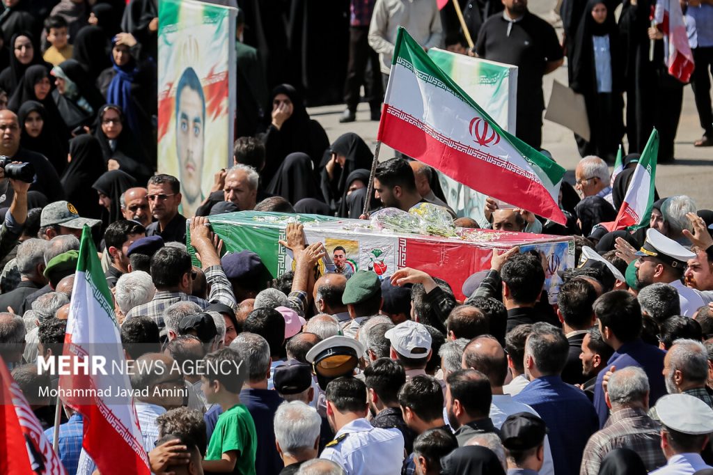 پدر شهید قمی مدافع امنیت در جوار فرزند شهیدش آرام گرفت