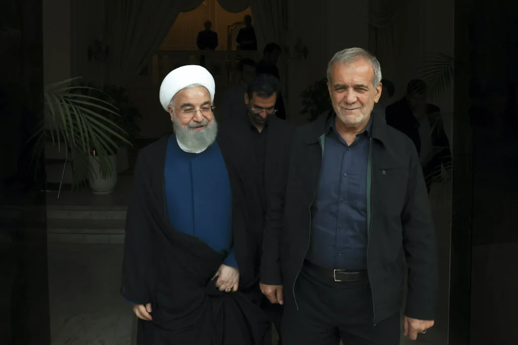 نقد تند روزنامه جمهوری اسلامی به تهدیدکنندگان پزشکیان و روحانی؛ نه اخلاق میفهمید و نه سیاست