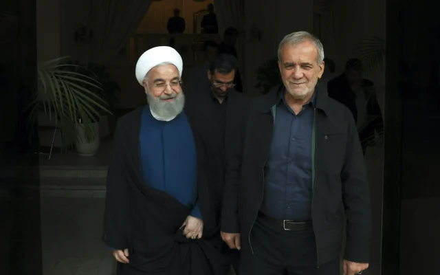نقد تند روزنامه جمهوری اسلامی به تهدیدکنندگان پزشکیان و روحانی؛ نه اخلاق می‌فهمید و نه سیاست