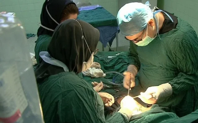 خارج‌ کردن توده ۱۰ کیلویی از شکم یک بیمار در کرج