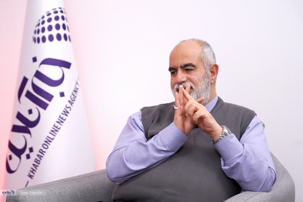 پزشکیان می‌کوشد میان این دو جهان پلی بسازد