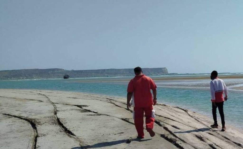 واژگونی یک شناور در سواحل پزم کنارک/عملیات جست‌وجوی ۴۸ ساعته برای یافتن فرد مفقودی پایان یافت