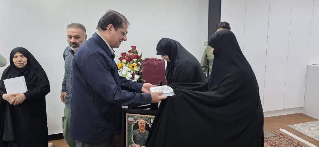 دیدار مدیرعامل فولاد خوزستان با خانواده شهید علیدادی