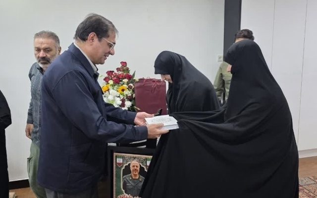 دیدار مدیرعامل فولاد خوزستان با خانواده شهید علیدادی