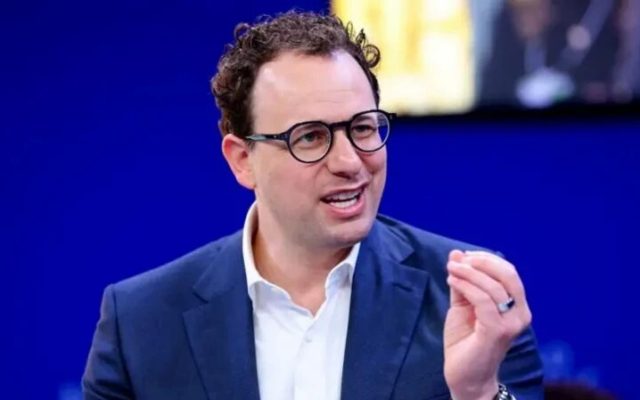 هشدار رئیس آنتروپیک: توسعه هوش مصنوعی باید آهسته‌تر شود