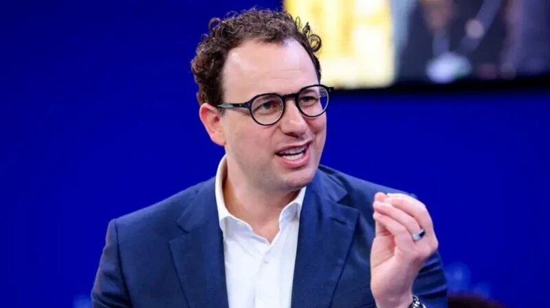 هشدار رئیس آنتروپیک: توسعه هوش مصنوعی باید آهستهتر شود