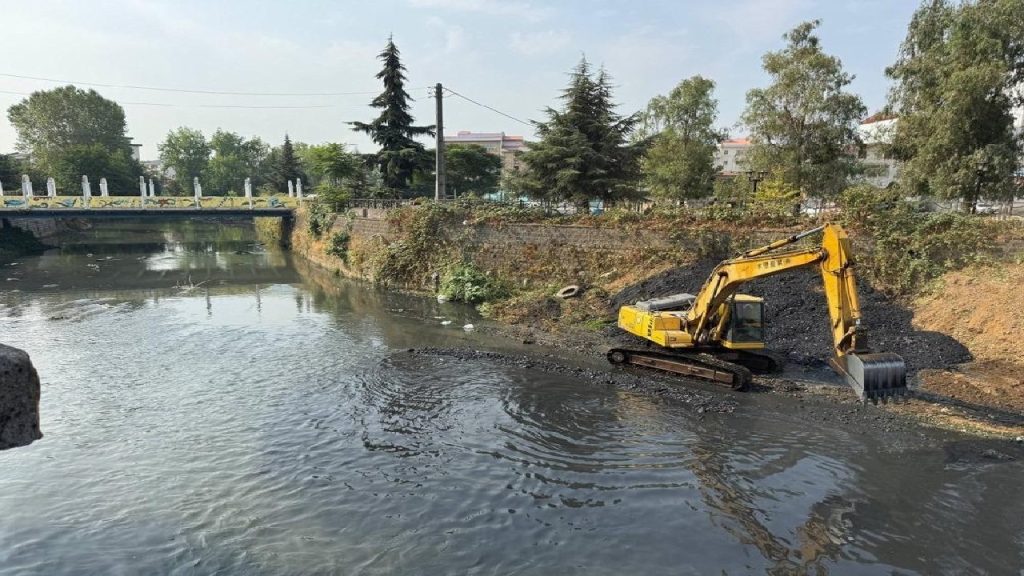 آغاز عملیات لایروبی و آزادسازی مسیل طبیعی روستای خرسدر پلدختر