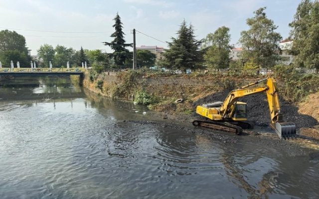 آغاز عملیات لایروبی و آزادسازی مسیل طبیعی روستای خرسدر پلدختر